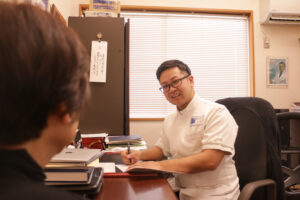カウンセリング中の中塚 慶先生