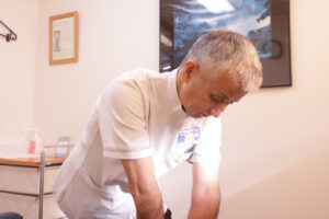 施術をする中塚 祐文院長